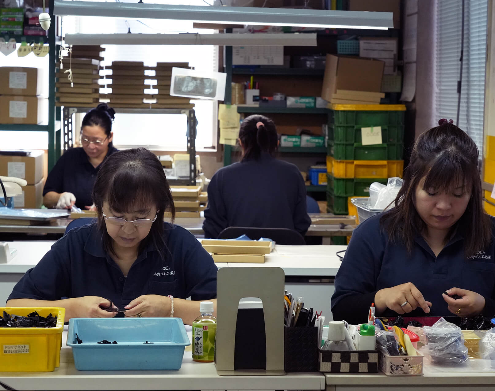 4名の女性社員が品質検査を行う様子